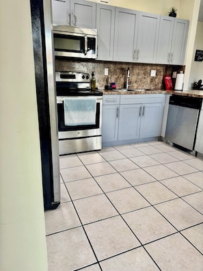 Microwave, oven, dishwasher, coffee/tea maker