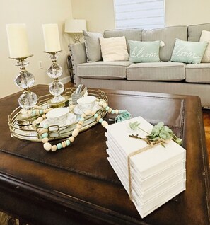 Smart TV, chimenea, mesa de ping pong, libros