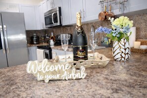 Mikrowelle, Ofen, Geschirrspüler, Wasserkocher mit Kaffee-/Teezubehör