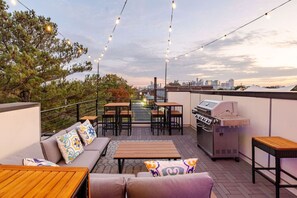 Outdoor dining - Rooftop Retreat & Skyline Views (Nashville)