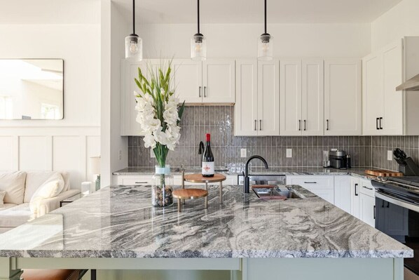 Kühlschrank, Mikrowelle, Herdplatte, Geschirrspüler