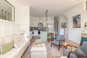 Unclassified image, 4 of 45, button