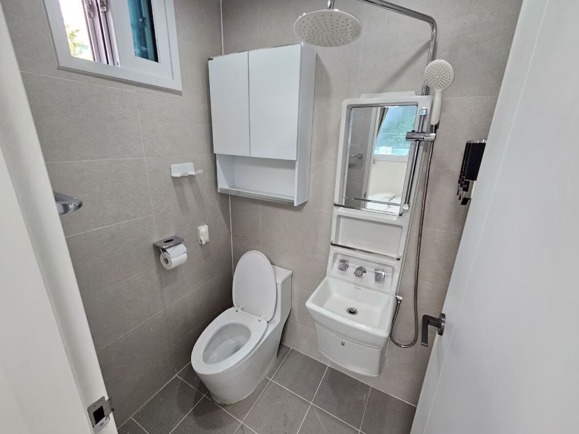 Standard Studio, 1 Double Bed, Non Smoking | Bathroom | Free toiletries, slippers, towels, shampoo
