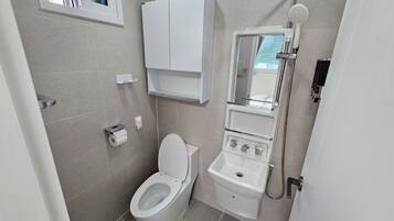 Standard Studio, 1 Double Bed, Non Smoking | Bathroom | Free toiletries, slippers, towels, shampoo