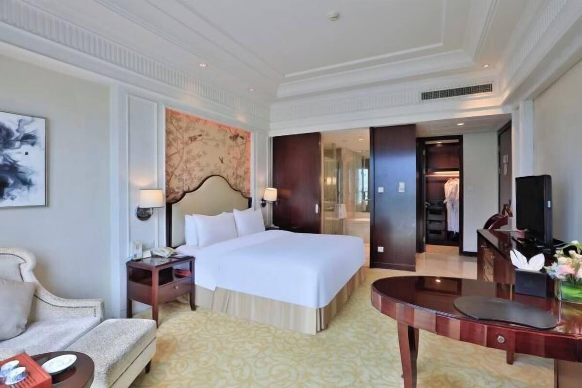 Premium bedding, down comforters, in-room safe, desk