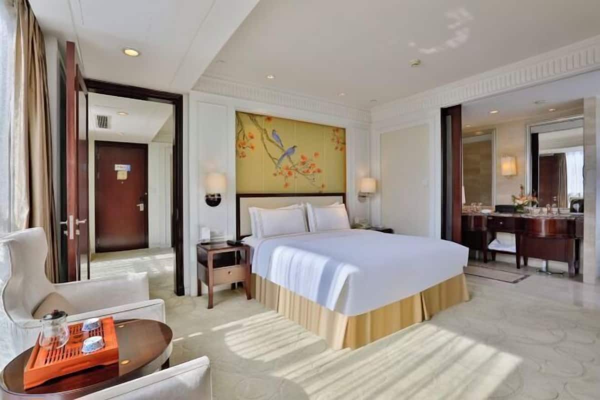 Peralatan tempat tidur premium, gebar bulu kapas, peti besi dalam bilik