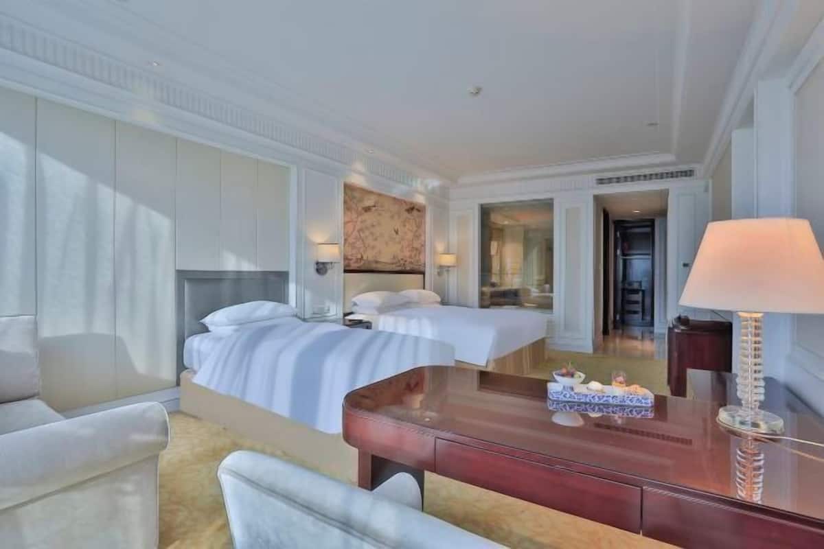 Peralatan tempat tidur premium, gebar bulu kapas, peti besi dalam bilik
