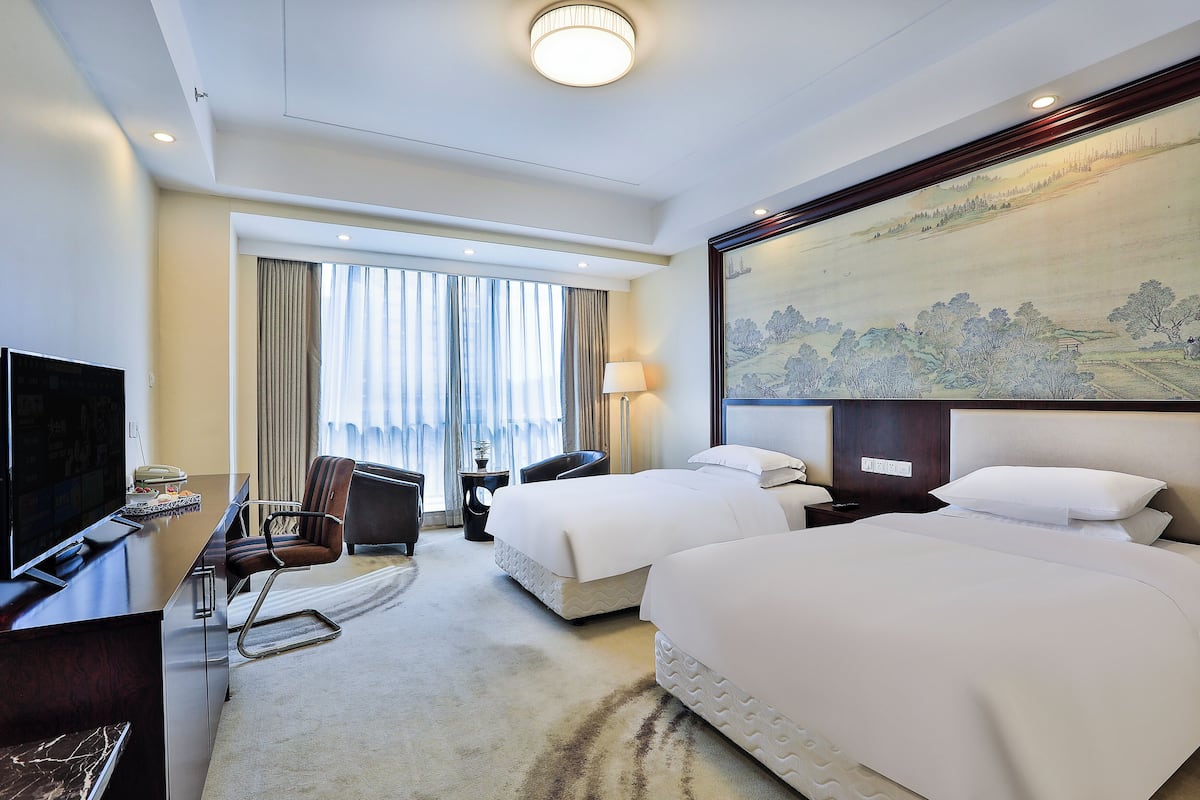 Superior Twin Room, Non Smoking, City View | Peralatan tempat tidur premium, gebar bulu kapas, peti besi dalam bilik