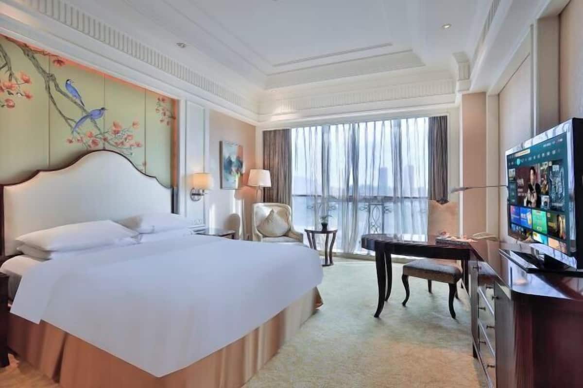 Premium bedding, down comforters, in-room safe, desk