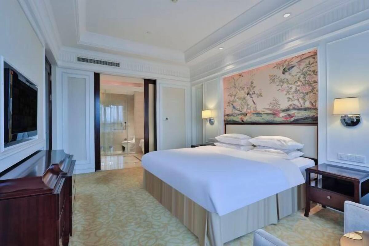 Peralatan tempat tidur premium, gebar bulu kapas, peti besi dalam bilik