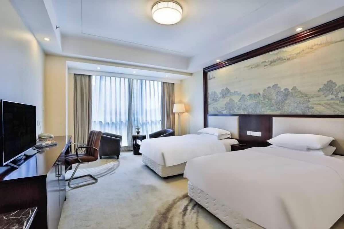 Premium bedding, down comforters, in-room safe, desk