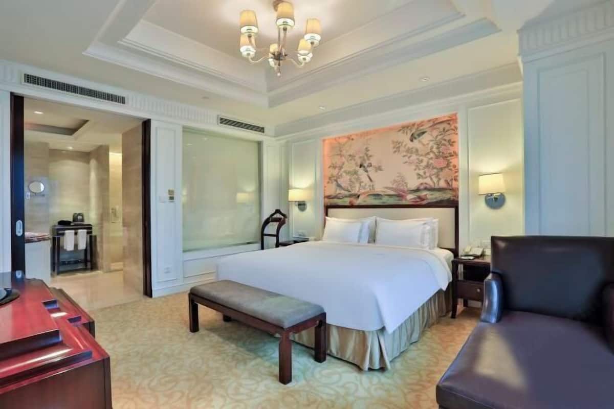 Peralatan tempat tidur premium, gebar bulu kapas, peti besi dalam bilik
