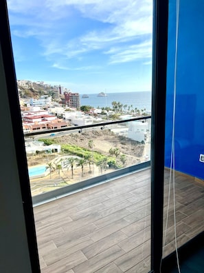 Departamento Deluxe, balcón, vista parcial al mar | Terraza o patio