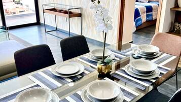 Deluxe Apartment, Balcony, Partial Sea View | Dining room