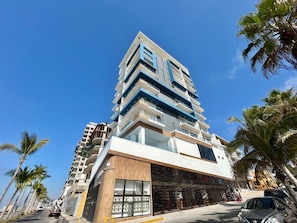 Vista frontal de la propiedad