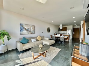 Apartamento família, sacada, vista parcial para o mar | Área de estar