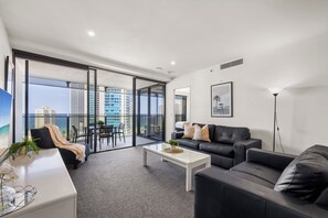 TV - Circle on Cavill Ocean View (Surfers Paradise)