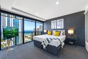 2 bedrooms, iron/ironing board, free WiFi - Circle on Cavill Ocean View (Surfers Paradise)