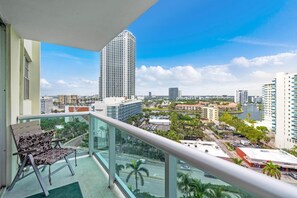 Property grounds - Beach Getaway: Modern 2BR Condo Pool & Gym Access (Hollywood Beach)