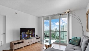 TV - Beach Getaway: Modern 2BR Condo Pool & Gym Access (Hollywood Beach)
