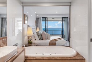 Dusj, hårføner, håndklær og såpe