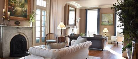 TV connectée, cheminée, livres, imprimantes