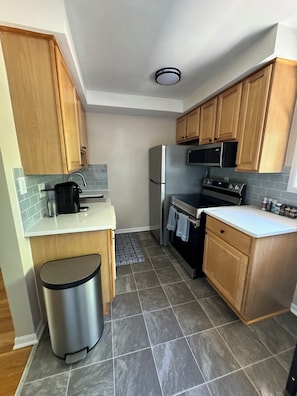 Refrigerador, microondas, horno y parrilla de estufa