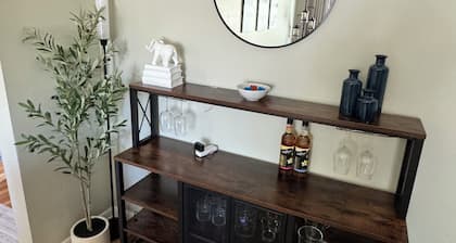 Luxurious Upper 2 BR Flat near Downtown Royal Oak!