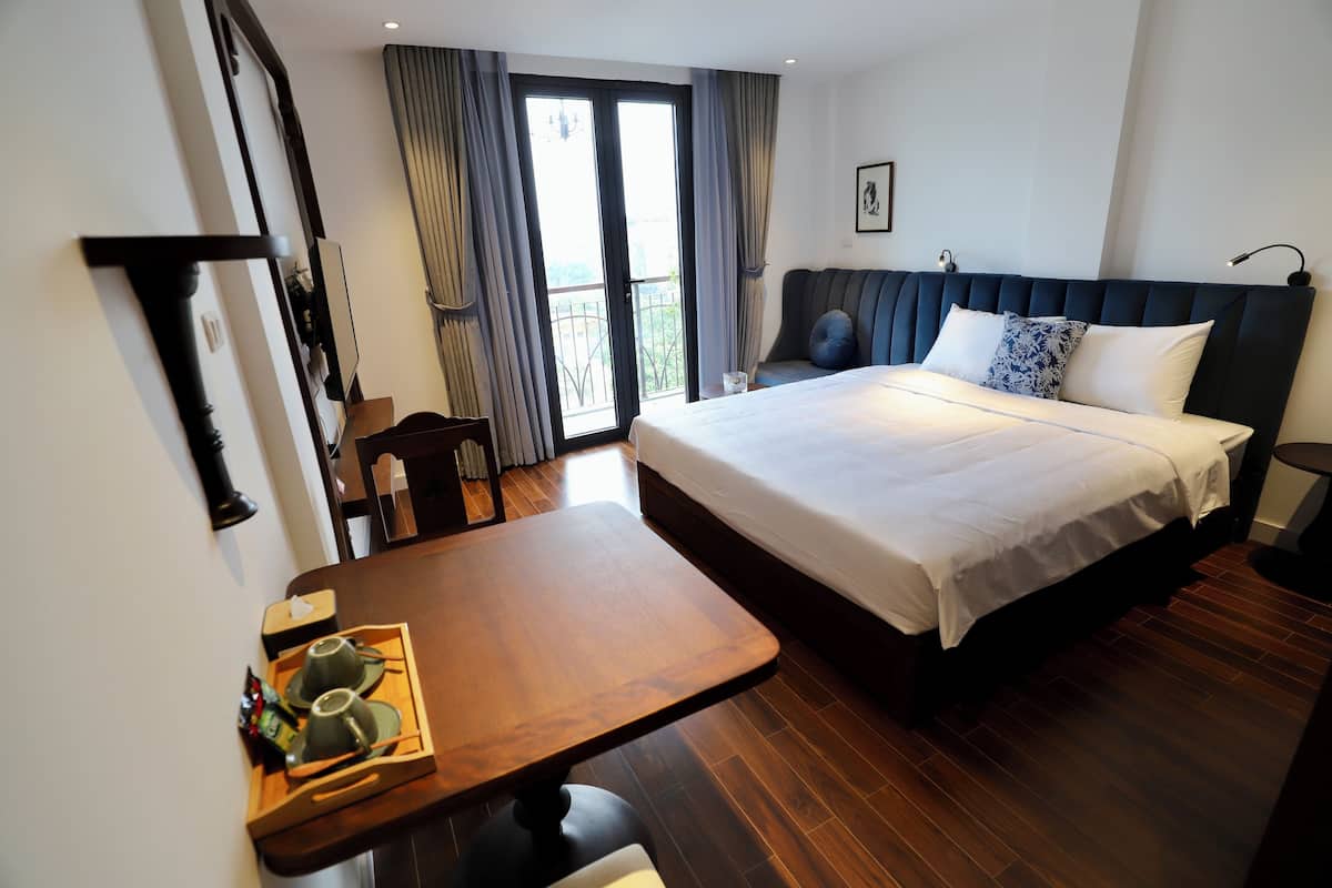 In-room safe, desk, blackout curtains, soundproofing