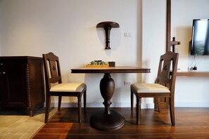 Safe på rommet, skrivebord, blendingsgardiner og lydisolert