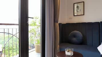 1 bedroom, desk, blackout curtains, soundproofing