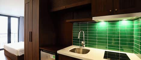 Frigobar, microondas, placa de cocina, tetera/pava eléctrica