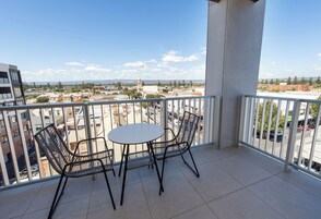 Quarto superior, sacada | Terraço/pátio