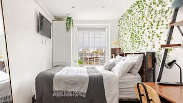 4 bedrooms, iron/ironing board, free WiFi, bed sheets