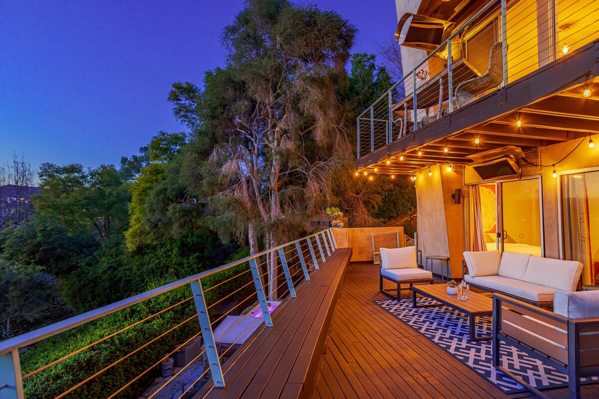 Stunning Skydeck Suite: 2-bedroom, ampitheater, hot tub, fully enclosed yard