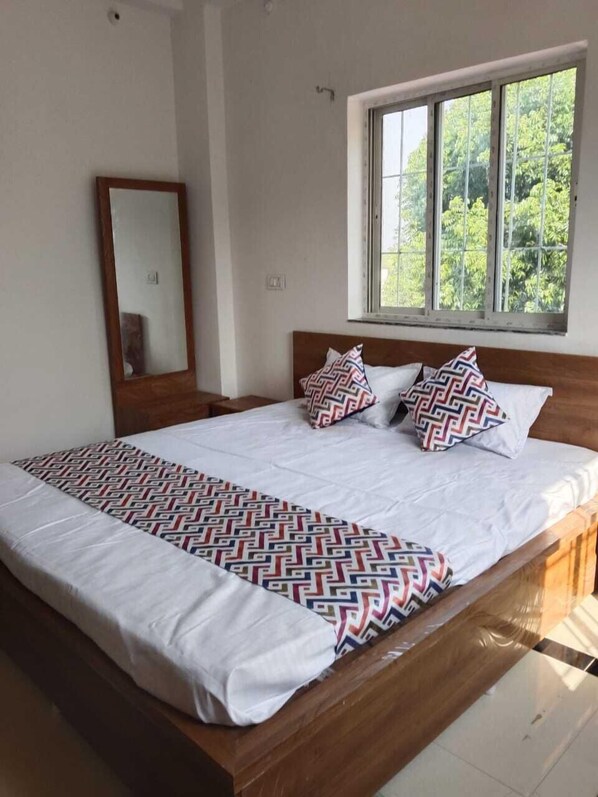 Deluxe-rum - utsikt mot trädgården | Egyptiska bomullslakan, sängtillbehör av högsta kvalitet och duntäcken