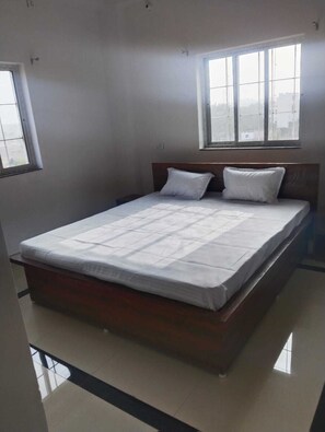 Deluxe Room, Garden View | Egyptian cotton sheets, premium bedding, down duvets, laptop workspace - Hotel Smrita's (Deoghar)