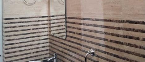 Ducha del cuarto de baño