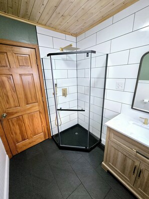 Regadera, toallas, jabón, papel de baño 