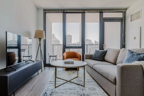 TV, stereo, offices - Blueground | River North, pool & w/d, nr Mile (Chicago)