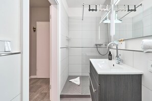 Een douche, handdoeken