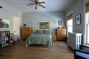 3 slaapkamers, een strijkplank/strijkijzer, gratis wifi, beddengoed