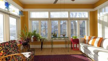 Smart TV, fireplace, DVD player, books