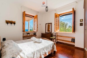 3 bedrooms, bed sheets