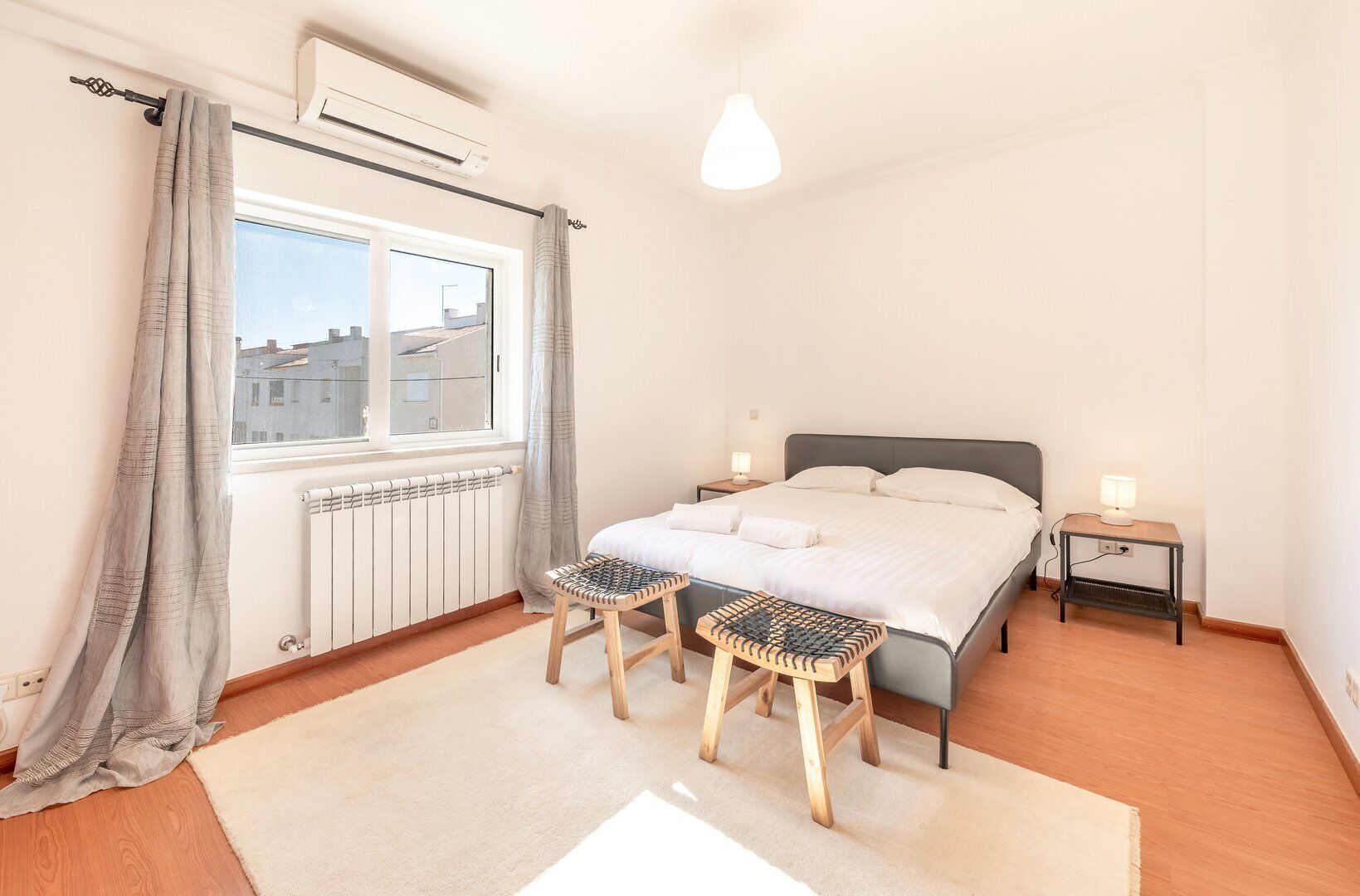 4 habitaciones, escritorio, tabla de planchar con plancha y internet 