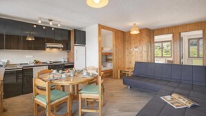 A compact living space with a kitchenette, dining area, and seating area. - Appartamento Bellevue Richardette with Terrace, Sauze d'Oulx, Italy (Sauze d'Oulx)