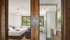 A bedroom with a bed, bedside table, and a window. - Appartamento Bellevue Richardette with Terrace, Sauze d'Oulx, Italy (Sauze d'Oulx)