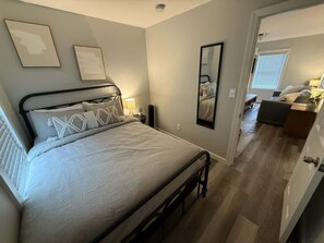 2 bedrooms, iron/ironing board, travel crib, WiFi - Barnacle Bay - Perfect Location Near The Beach (Hampton)