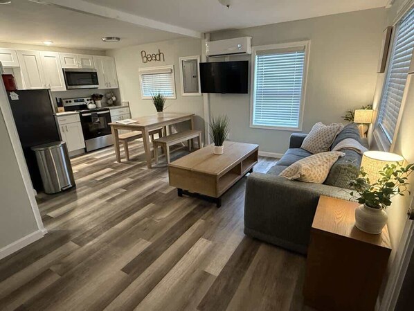 TV - Driftwood Getaway - Perfect Location Near Beach! (Hampton)