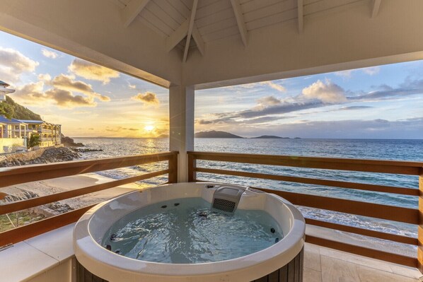Outdoor spa tub